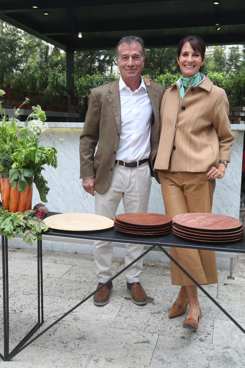 La decoradora María Giménez reinventó los platos de asado en tamaños más cómodos y prácticos. Para confeccionarlos usa madera certificada que es cosechada de forma sustentable