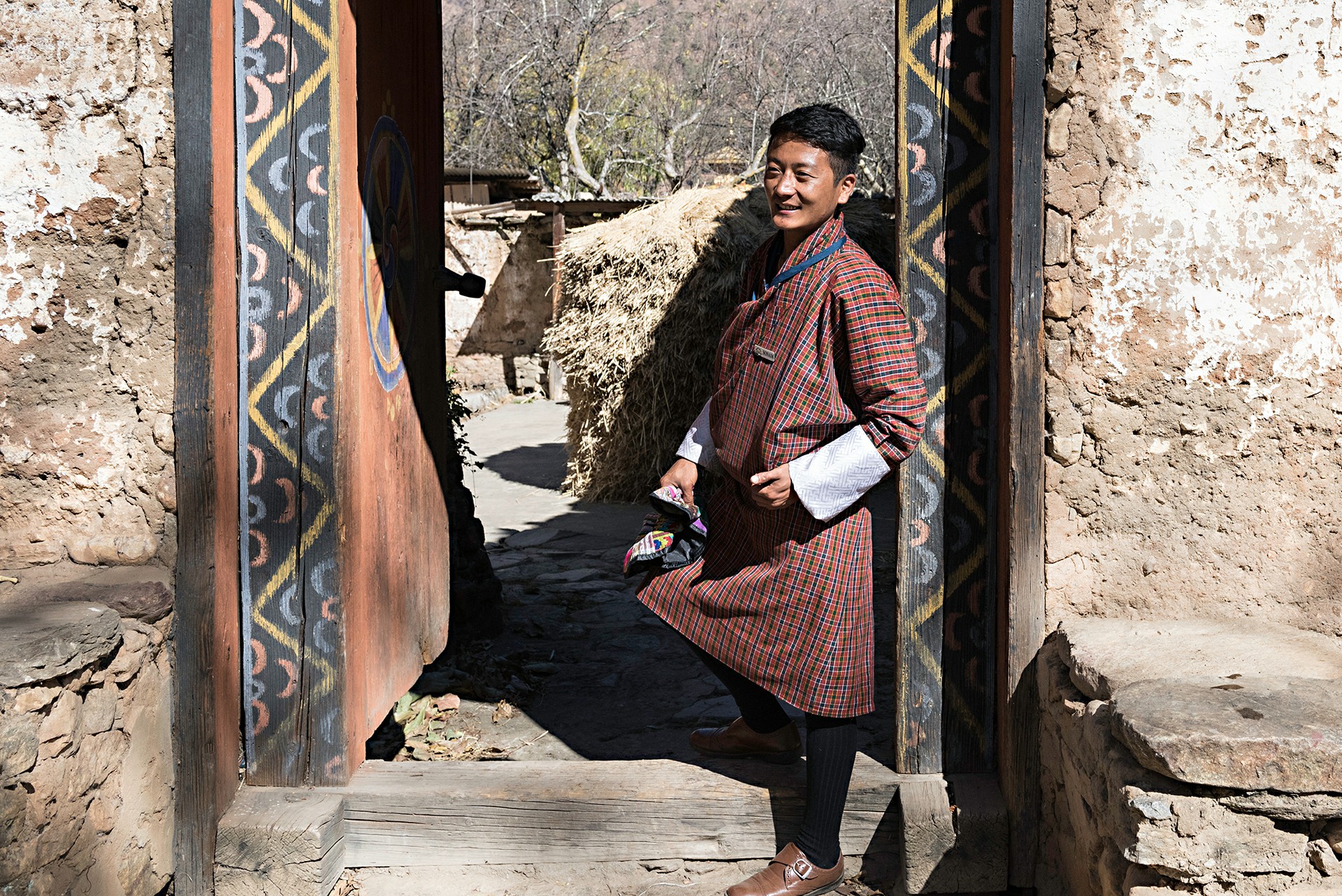 Bután practica un turismo sustentable. Para poder viajar al reino es necesario obtener un permiso y contratar un paquete con todo incluido (hotelería, traslados, comidas y guía), cuyo valor ronda entre los USD 200 y USD 250 por persona y por día. Los guías hablan un inglés impecable, son jóvenes muy amables y gentiles, como es el caso de Sonam, quién nos acompañó siempre sonriente como en la foto
