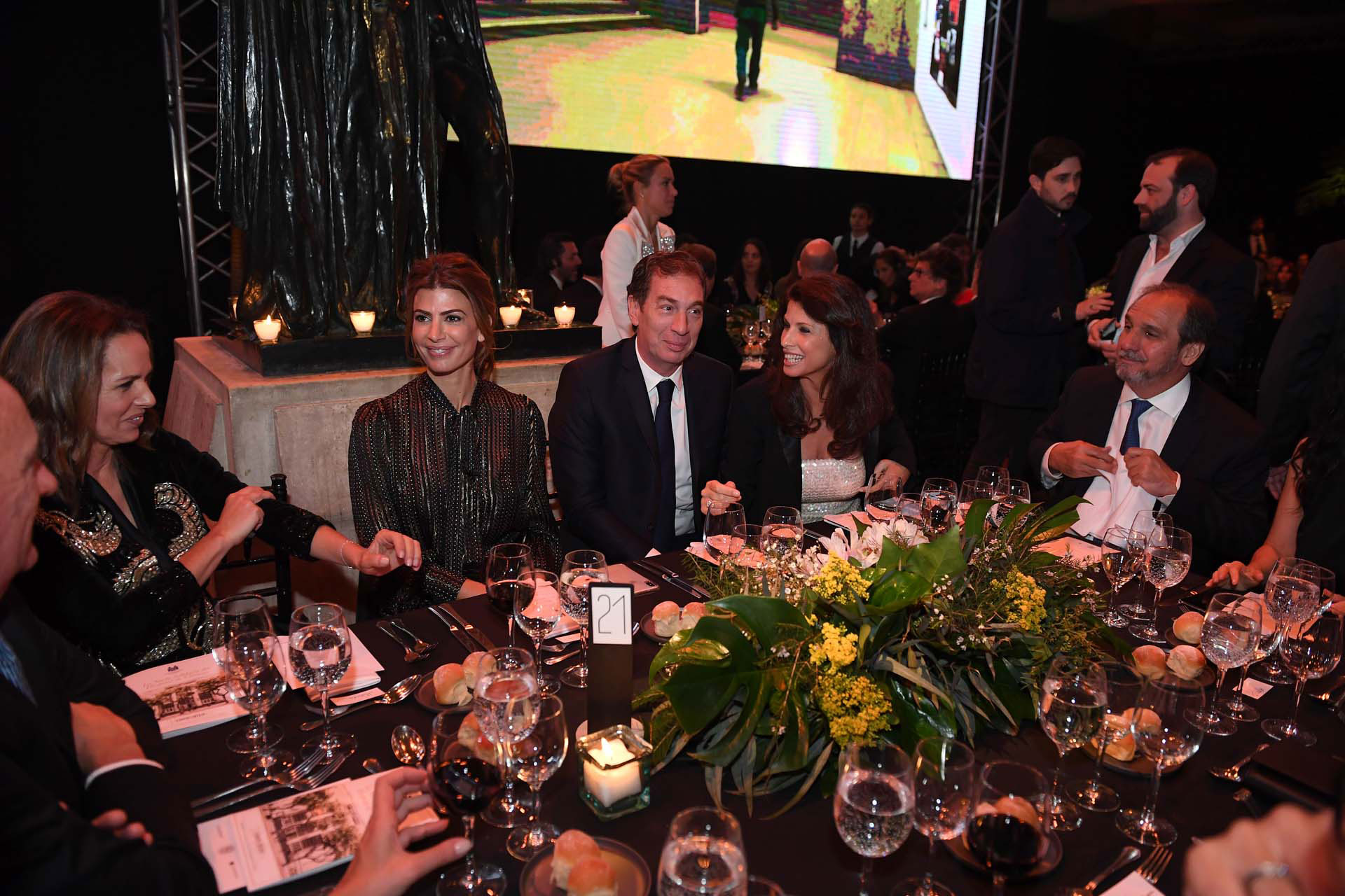 Nathalie Sielecki, Juliana Awada; el vicejefe de Gobierno porteño, Diego Santilli, y su mujer, Analía Maiorana y el empresario Nicolás Caputo, cónsul honorario en Singapur