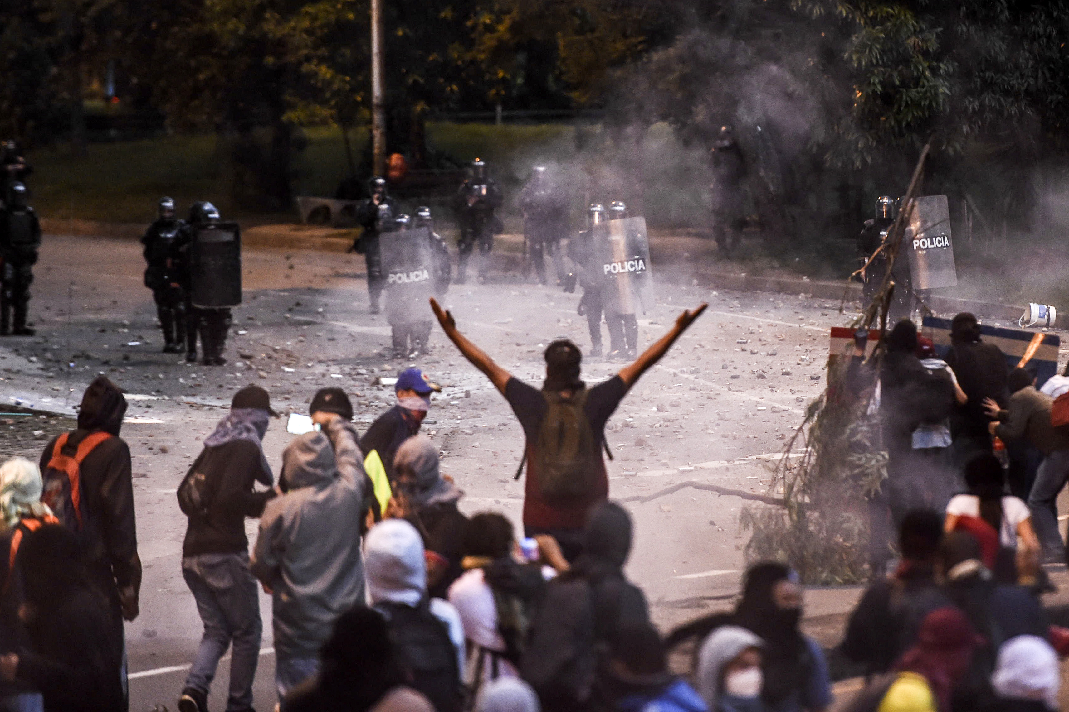 El Escuadrón Móvil Antidisturbios (ESMAD) es una unidad especial de la Policía Colombiana cuya función es controlar las protestas y movilizaciones sociales, en sus 20 años de vida siempre ha estado cuestionada por abusos de autoridad y fuerza.