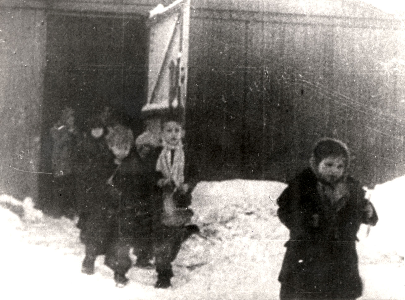 Los niños escapan del campo de exterminio tras la liberación llevada adelante por el Ejército Rojo..