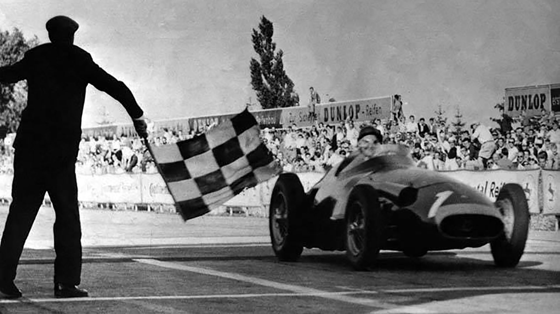Fangio ganando en 1957 en su carrera más grande y logrando su quinto título de Fórmula 1. (Facebook Museo Juan Manuel Fangio)