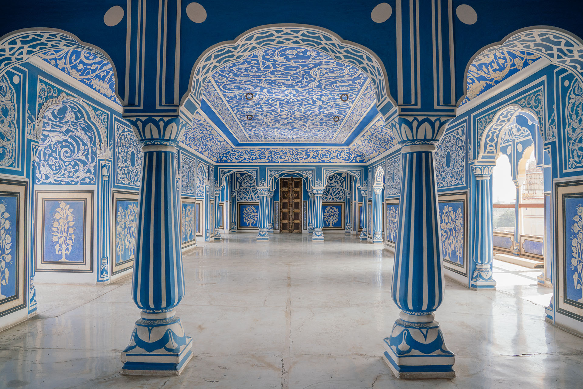 La arquitectura del palacio supone una mezcla de la arquitectura tradicional de Rajastán con la arquitectura mongol, recordándonos así el pasado glorioso del lugar