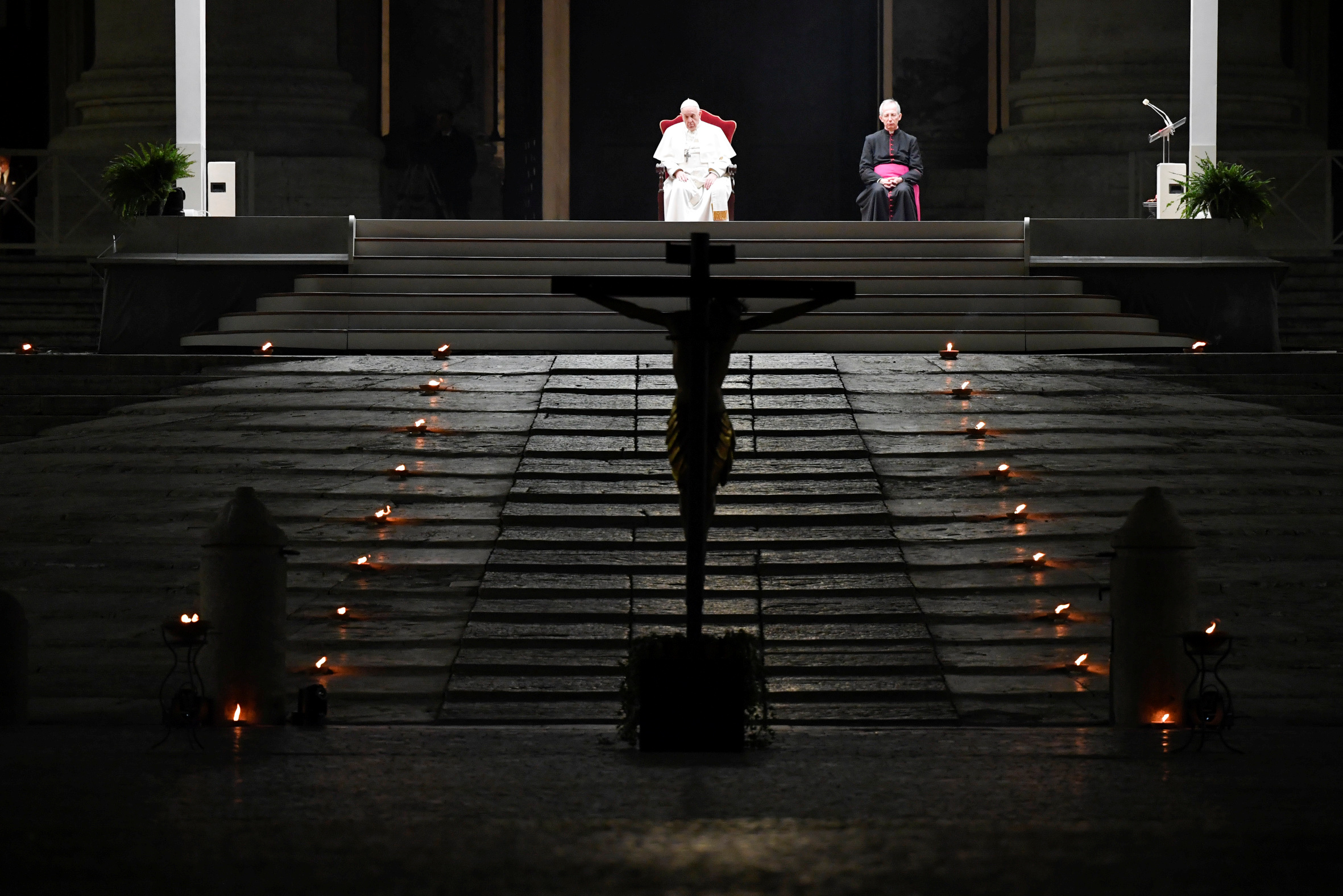 Francisco observó cómo 10 personas, la mitad del sistema penitenciario italiano y la otra de los servicios de salud del Vaticano, llevaban una cruz y antorchas encendidas hacia él. Vatican Media/via REUTERS