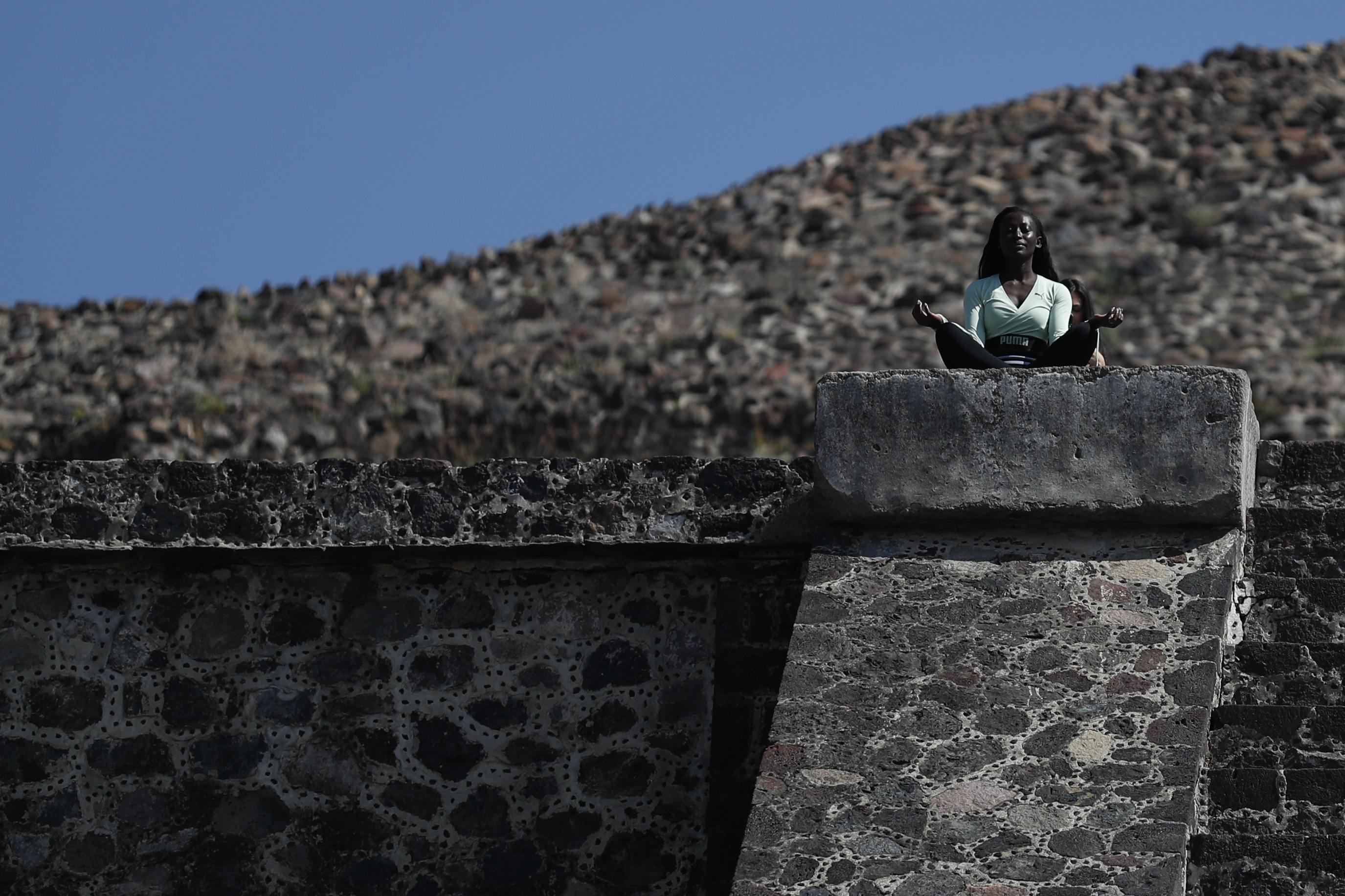 Un turista se sienta en la Pirámide de la Luna en Teotihuacan, México, el jueves 19 de marzo de 2020.