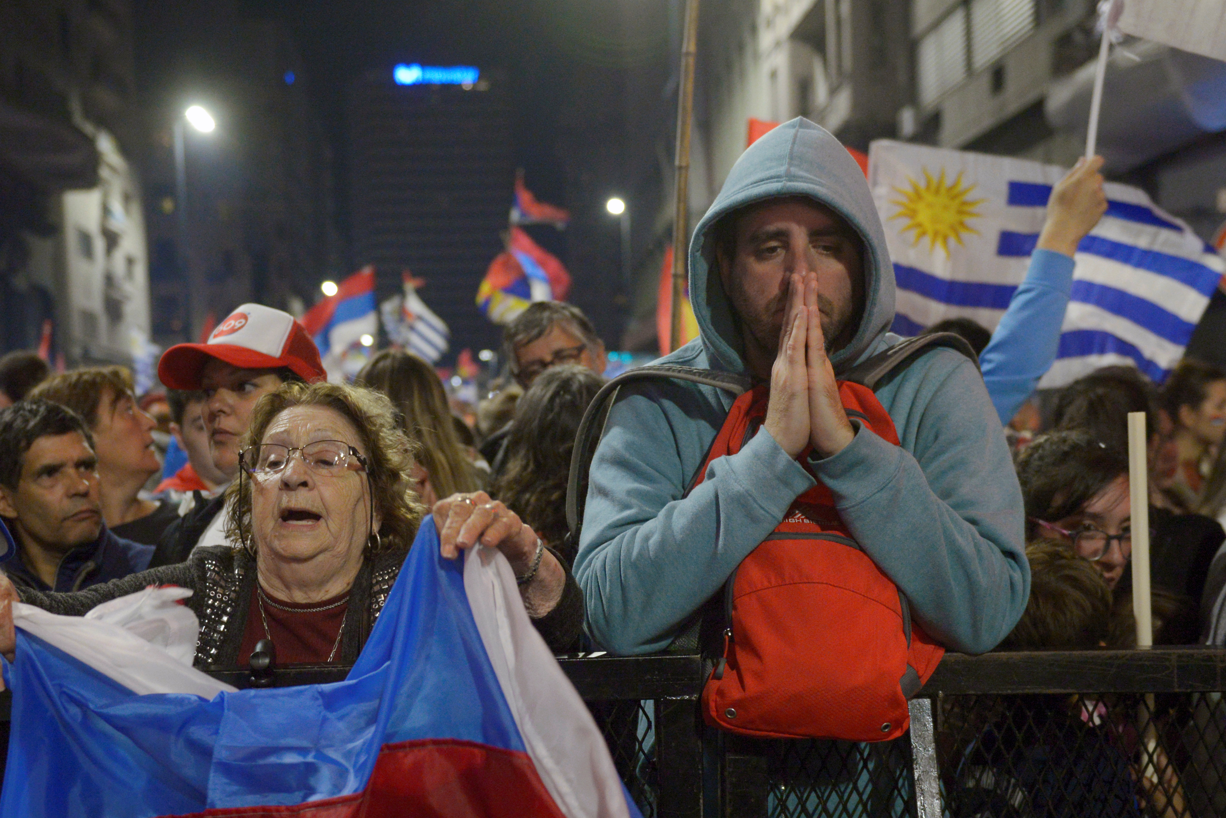 Los militantes de ambos partidos aguardan con expectativa los resultados en Uruguay (REUTERS/Andres Cuenca Olaondo)