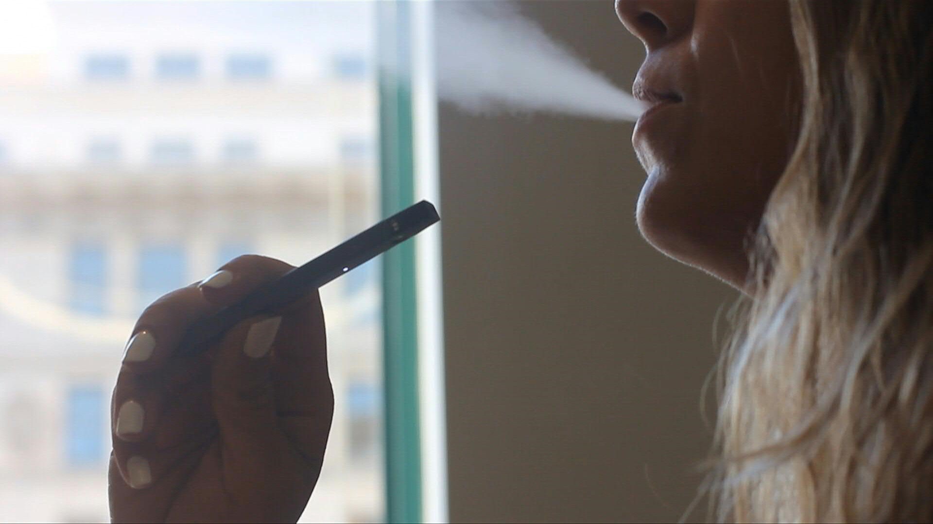 Un estudio que siguió a 32.000 estadounidenses durante tres años muestra que los consumidores de cigarrillos electrónicos aumentaron su riesgo de desarrollar las mismas enfermedades pulmonares crónicas que los fumadores comunes, según resultados publicados el lunes.
