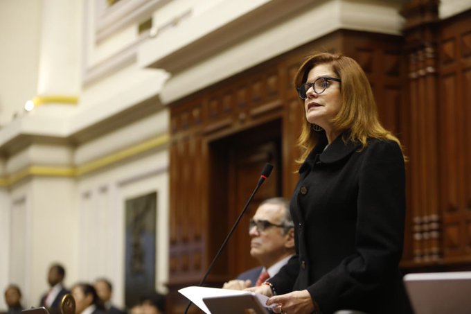La vicepresidente de Perú jura como presidente interina en el Congreso (Congreso de Perú)