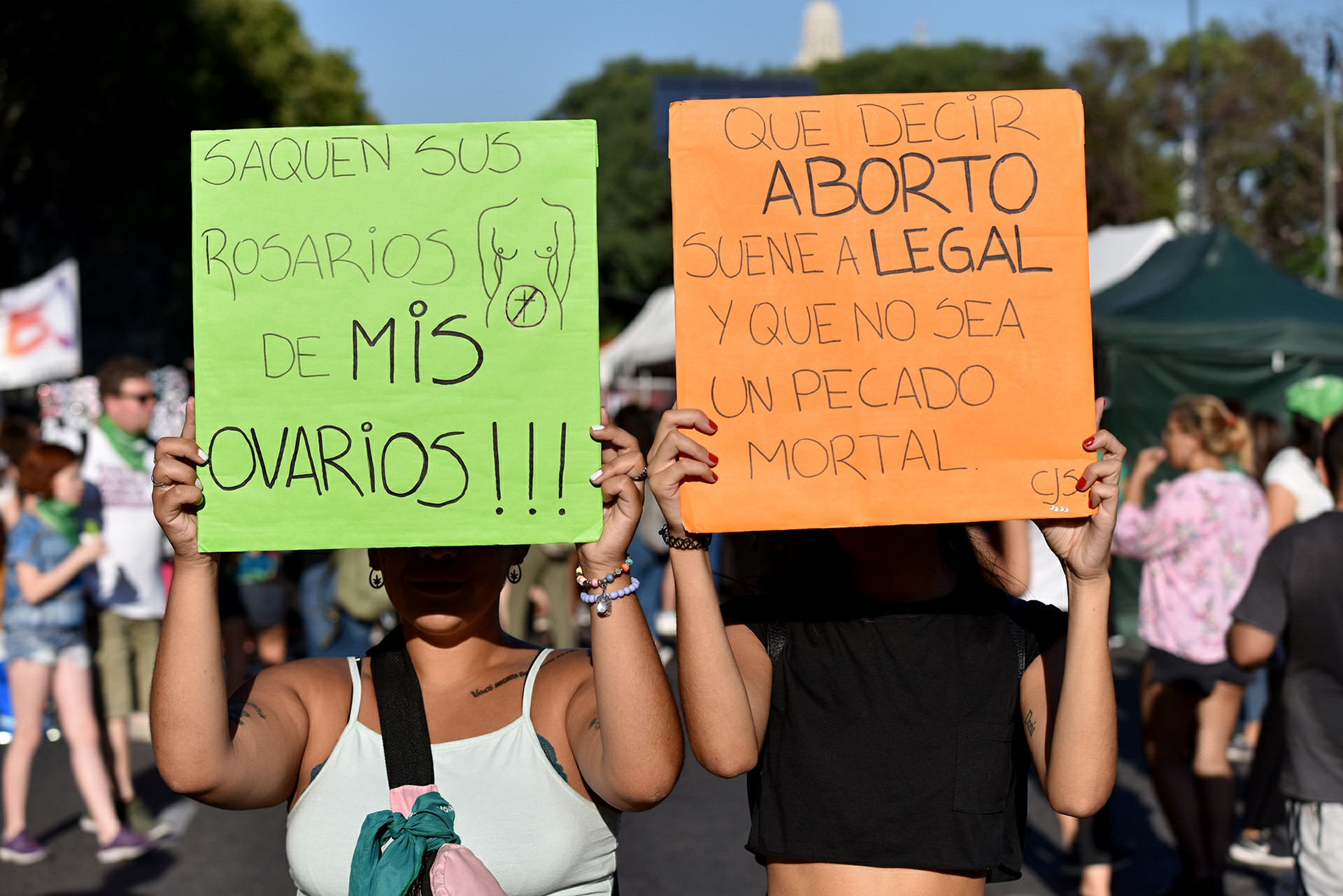Pancartas, banderas y pañuelos: las consignas que llevaron las manifestantes