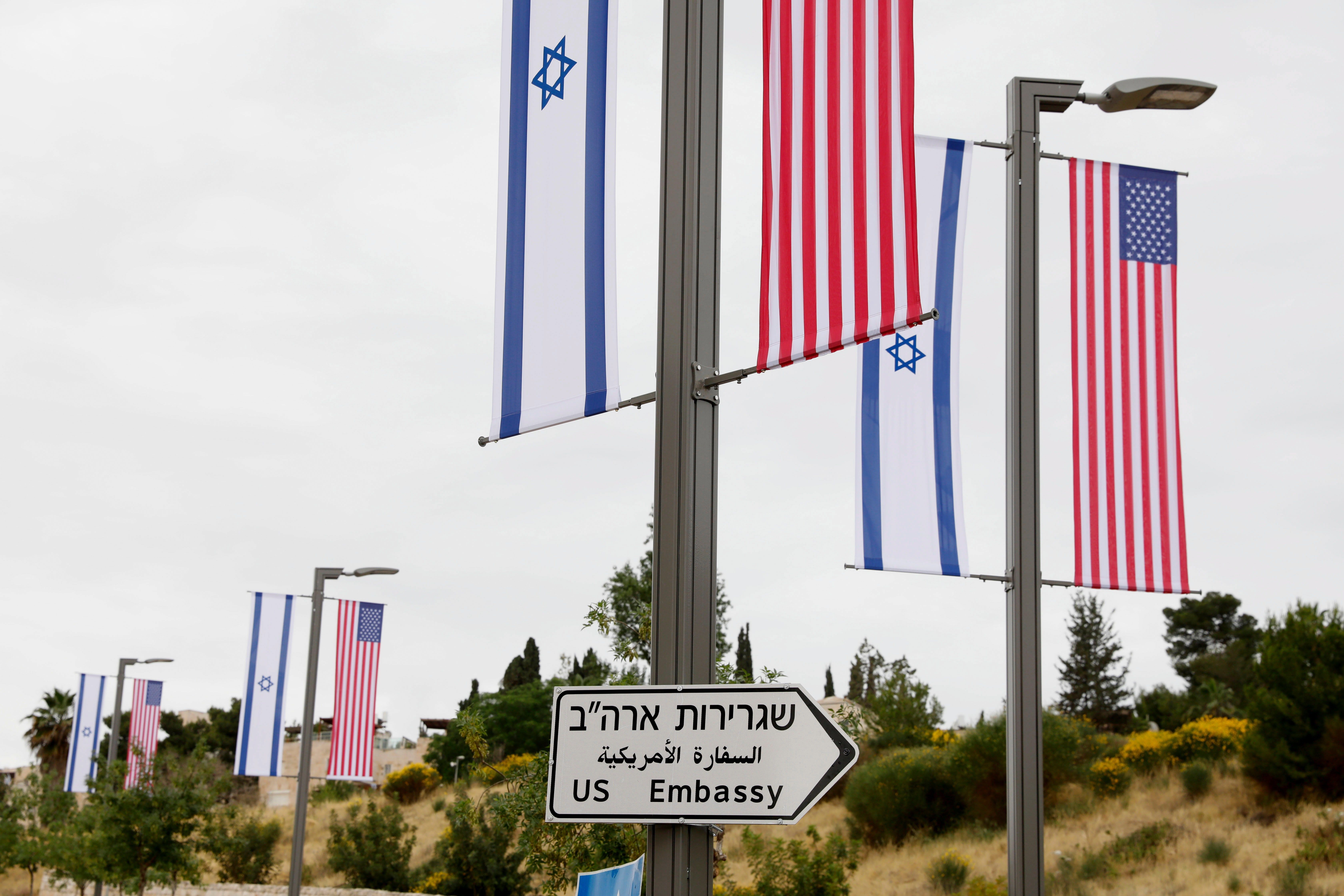 Un cartel indica la dirección de la embajada de Estados Unidos en Jerusalén, abierta en mayo de 2018 (EFE/ Abir Sultan)