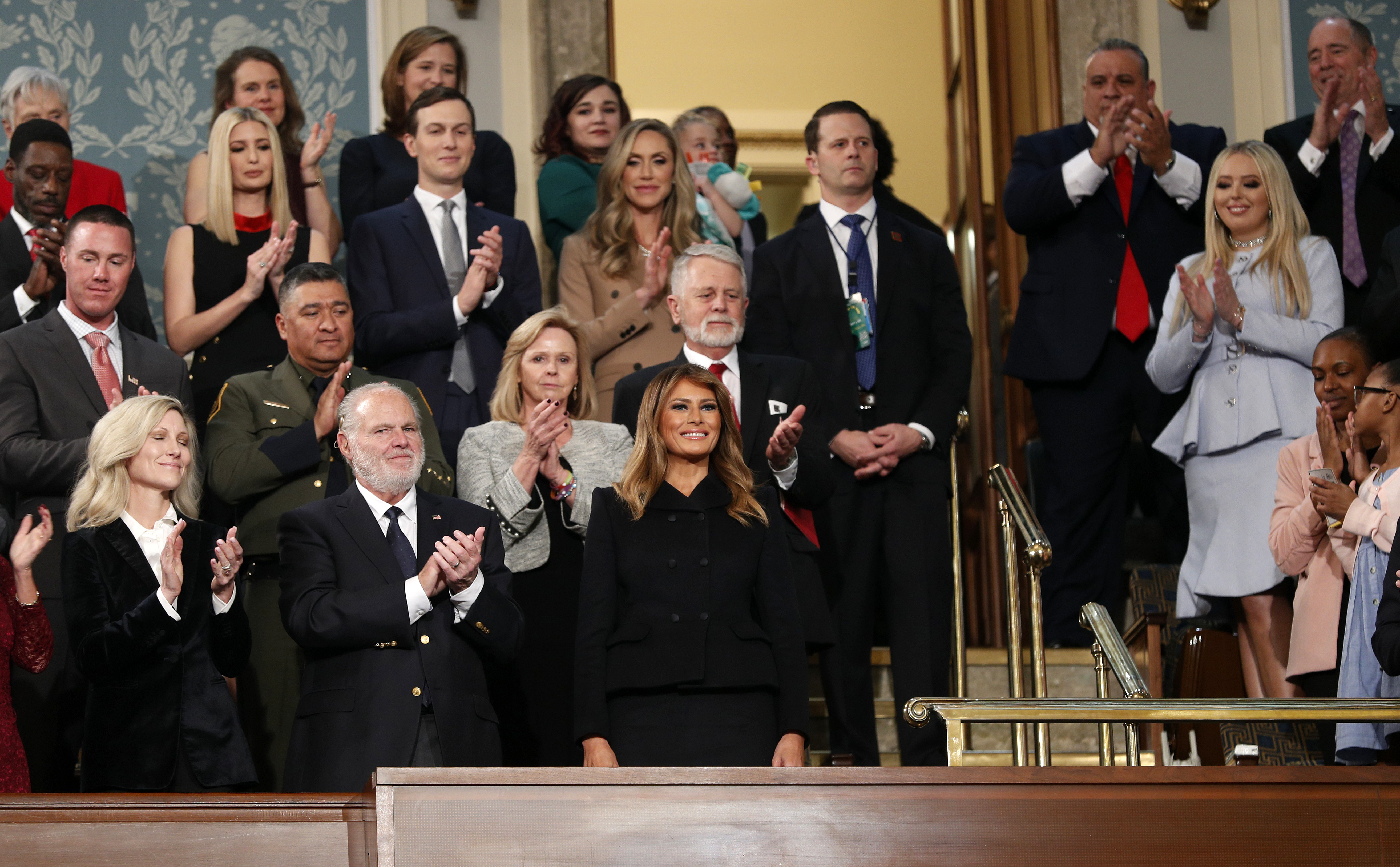 La Primera Dama Melania Trump es aplaudida por los invitados. (LEAH MILLIS / POOL / AFP)
