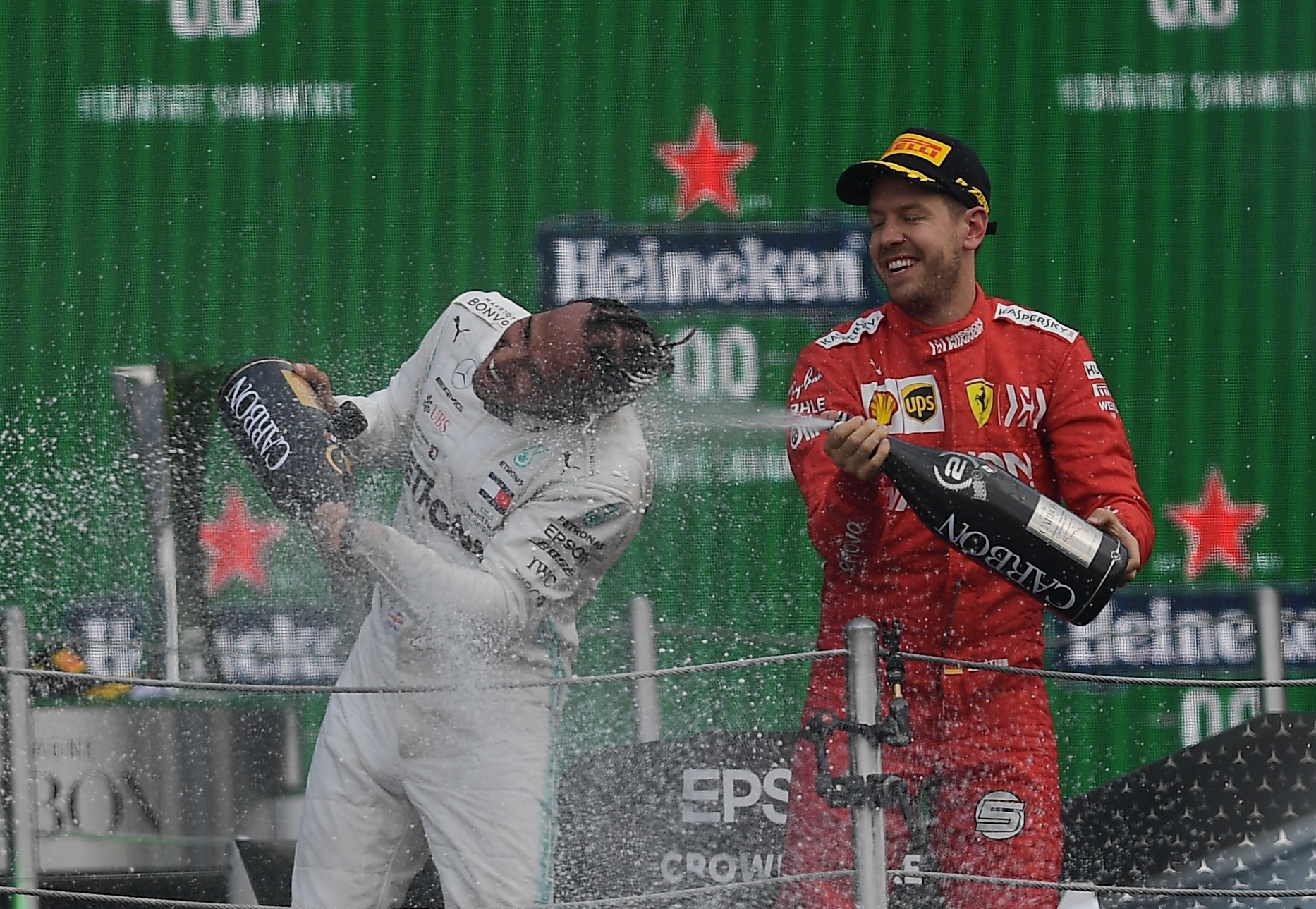 Lewis Hamilton y Sebastian Vettel celebraron compartir el podio en el Gran Premio de México de la Fórmula 1 en el Autódromo Hermanos Rodríguez (Foto: RODRIGO ARANGUA / AFP)