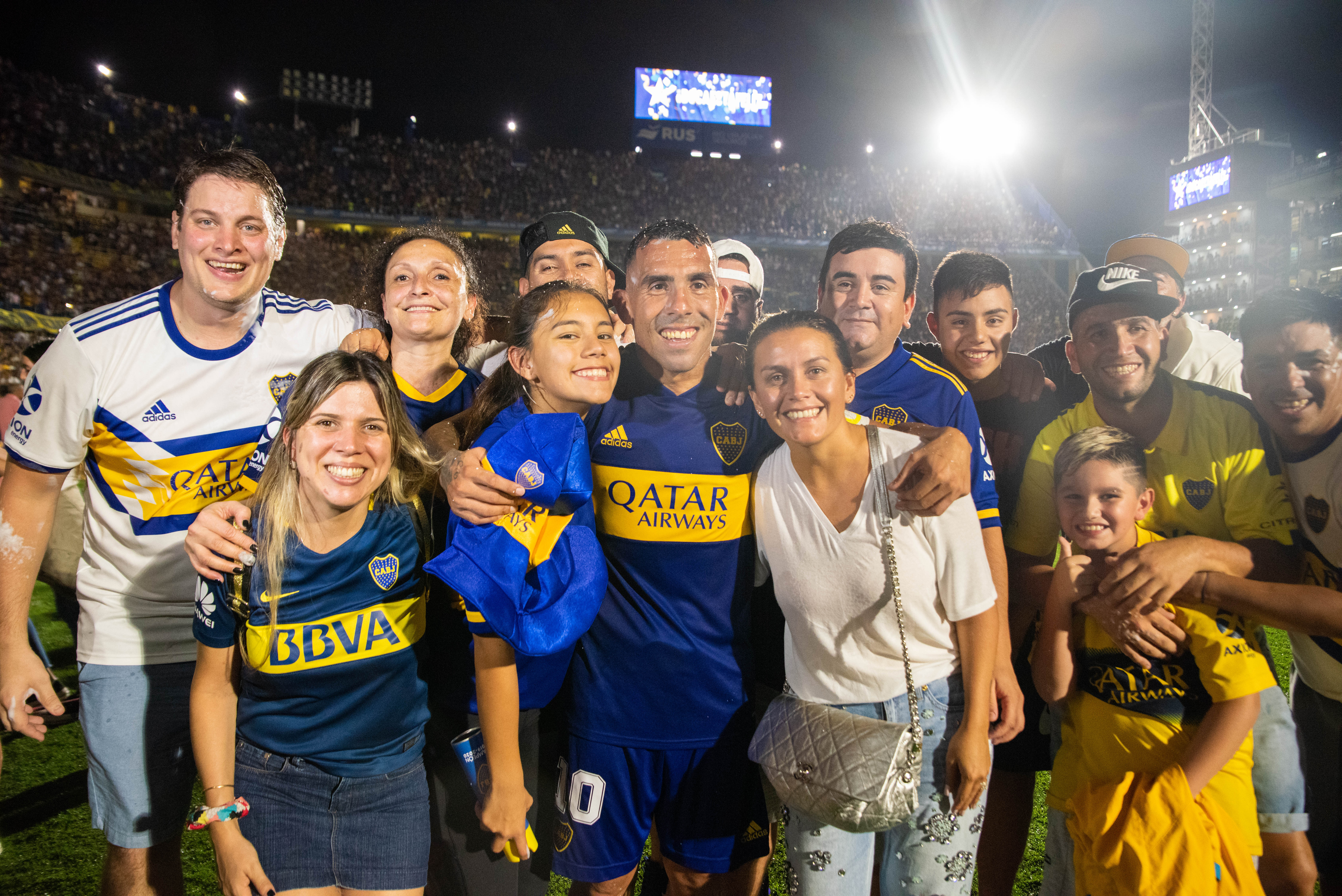 Tevez y su familia en la Bombonera (Franco Fafasuli)