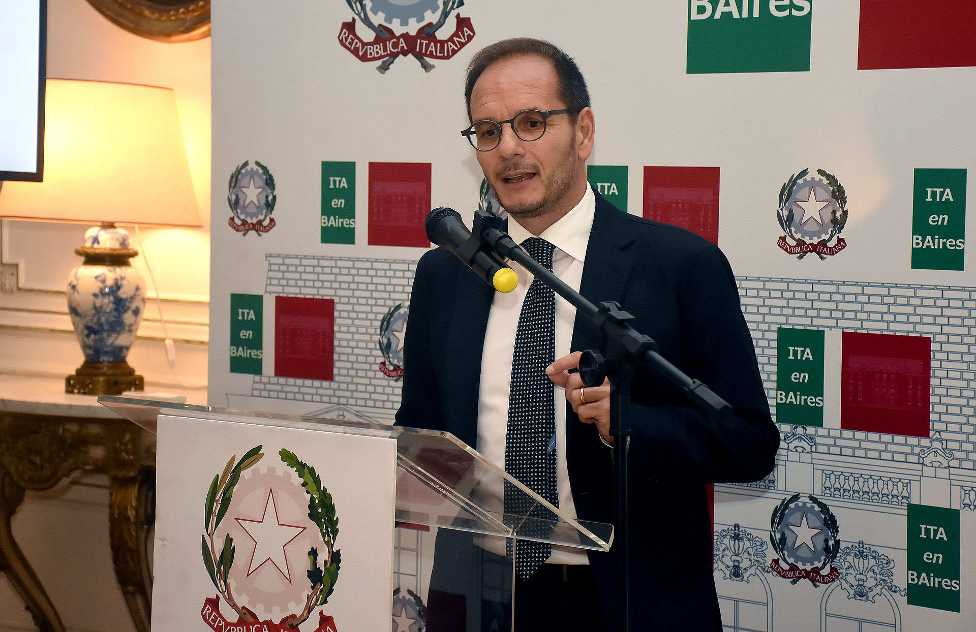 El embajador de Italia en la Argentina, Giuseppe Manzo
